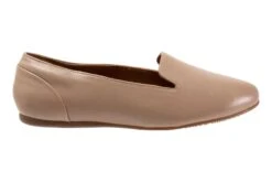 Shelby -The Walking Company Shop S2258 117 outside