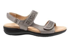 Romi -The Walking Company Shop T2118 033 outside